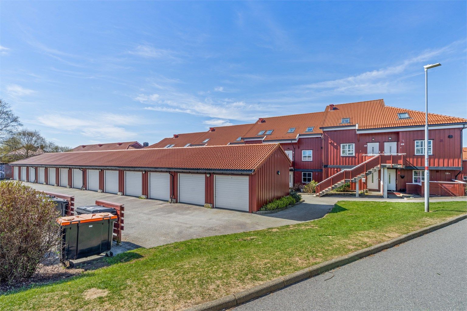 Til leiligheten hører en egen garasjeplass og en ekstern bod i felles anlegg.