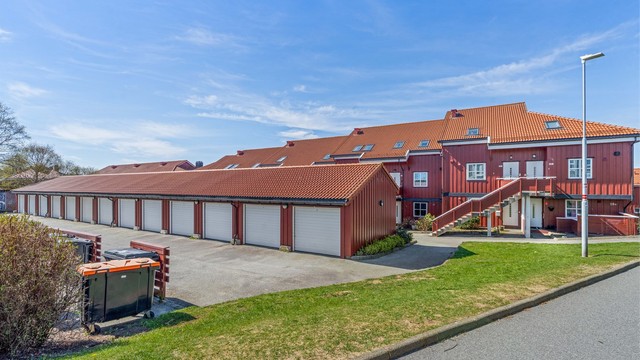 Til leiligheten hører en egen garasjeplass og en ekstern bod i felles anlegg.