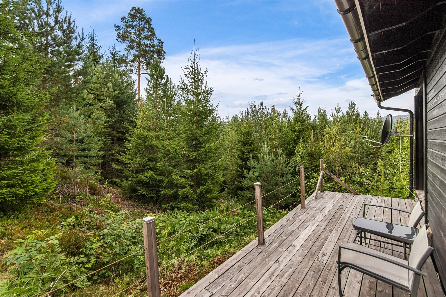 Terrassen strekker seg rundt store deler av hytta.
