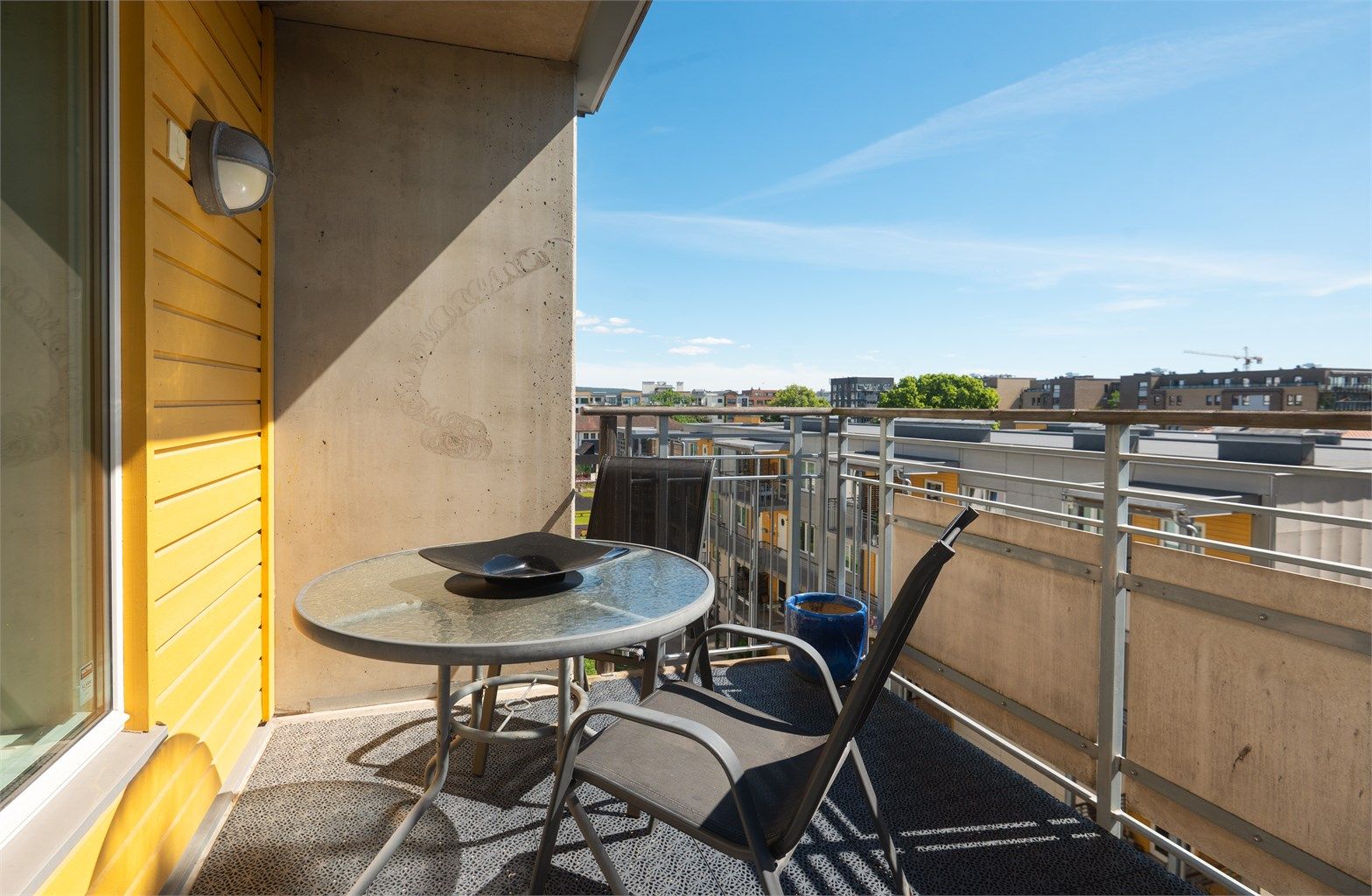 Leiligheten ligger luftig til i 5. etasje, og har bl.a. solrik balkong, garasjeplass m/lader og flott beliggenhet. Fotograf: Christian Jacobsen v/ Studio Oslo AS
