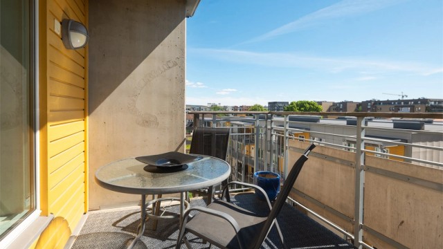 Leiligheten ligger luftig til i 5. etasje, og har bl.a. solrik balkong, garasjeplass m/lader og flott beliggenhet. Fotograf: Christian Jacobsen v/ Studio Oslo AS
