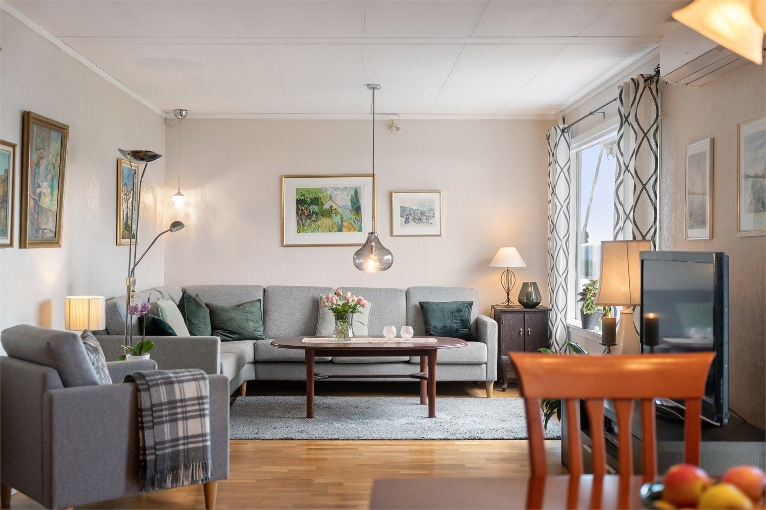 En luft-til-luft varmepumpe fra 2019 sørger for effektiv oppvarming.