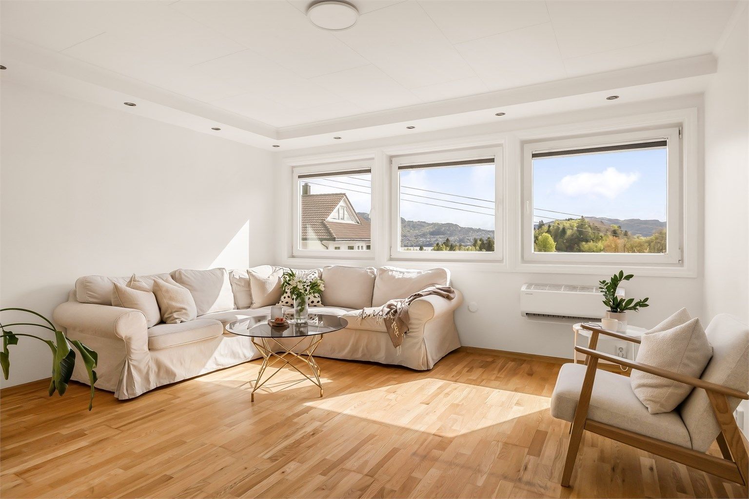 Tiltalende leilighet med gjennomgående fine kvaliteter. Vinduene gir utmerket lysinnslipp og utsiktsforhold. Fotograf: Silje Holthe @frk. Super.