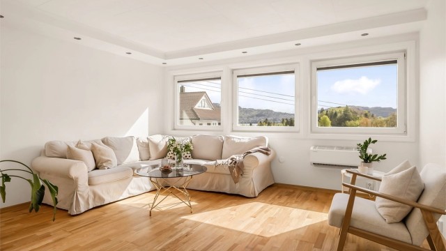 Tiltalende leilighet med gjennomgående fine kvaliteter. Vinduene gir utmerket lysinnslipp og utsiktsforhold. Fotograf: Silje Holthe @frk. Super.