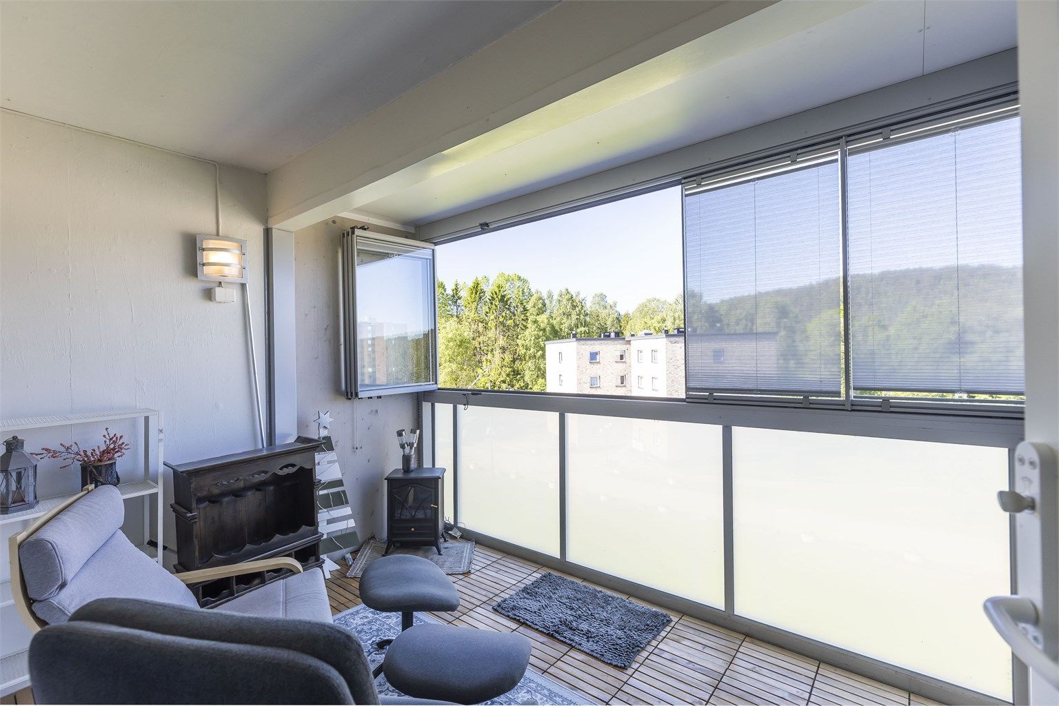 Vestvendt innglasset balkong
