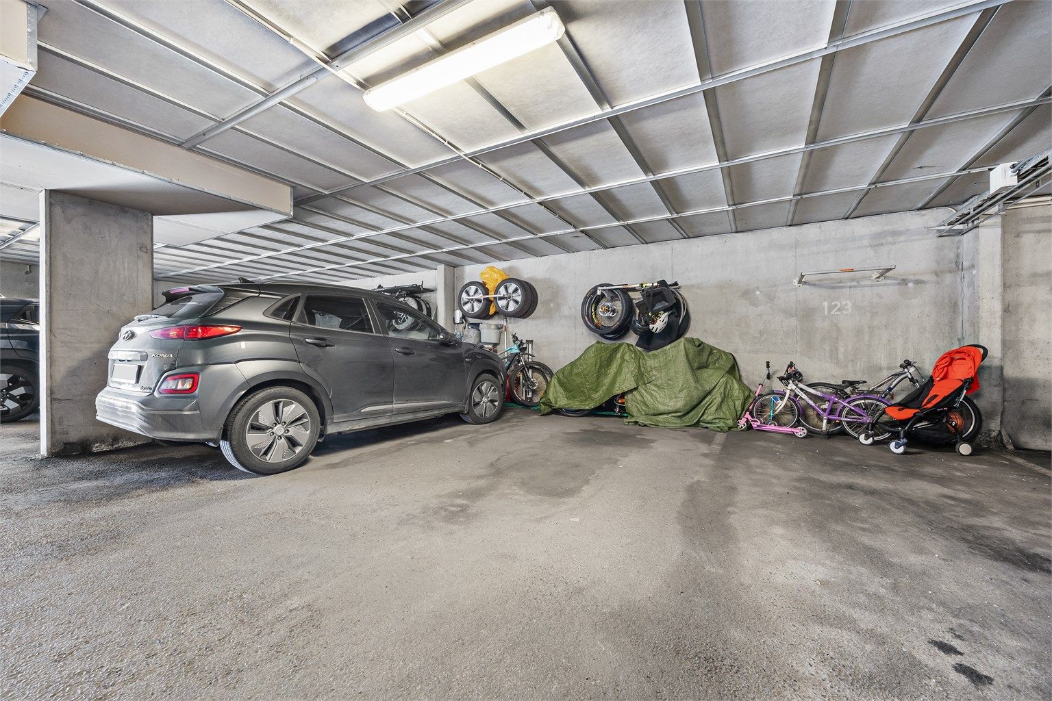 Leiligheten disponerer en fast parkeringsplass i felles garasjeanlegg.
