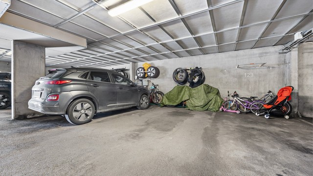 Leiligheten disponerer en fast parkeringsplass i felles garasjeanlegg.