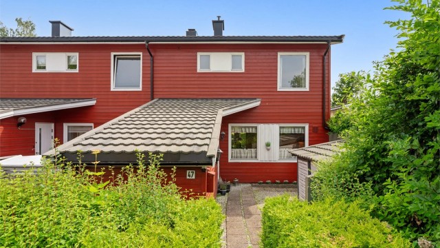 Haugergrenda 47 ligger i et ettertraktet og hyggelig boligområde på Kolsås i Bærum