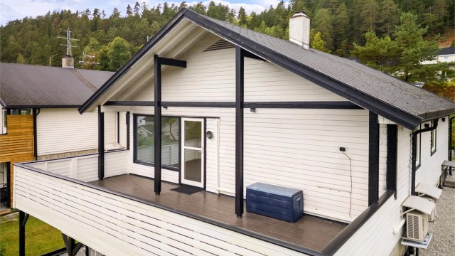 Verandaen har tilgang til stuen i 1. etasje. Utvidelse av veranda er ikke byggemeldt.