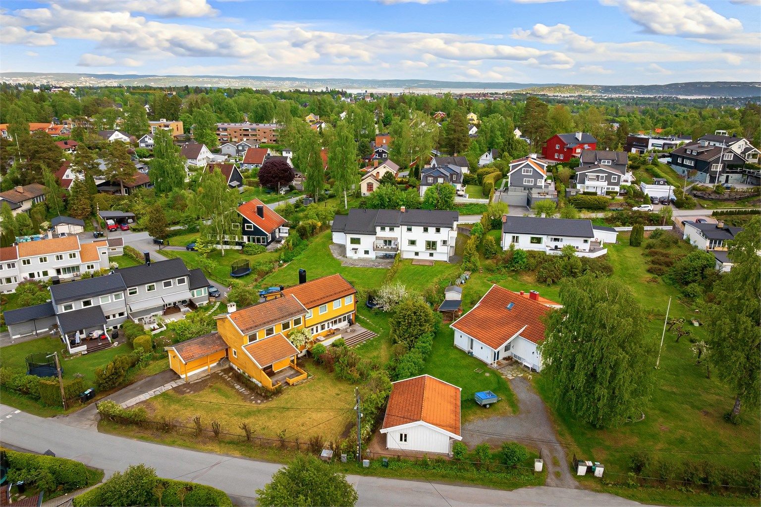 I nærområdet finnes flere gode skole- og barnehagetilbud med trygg og kort gåavstand