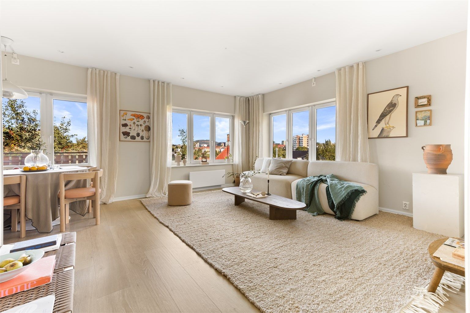 Store vindusflater på flere veggflater slipper inn rikelig med lys og skaper en luftig atmosfære.