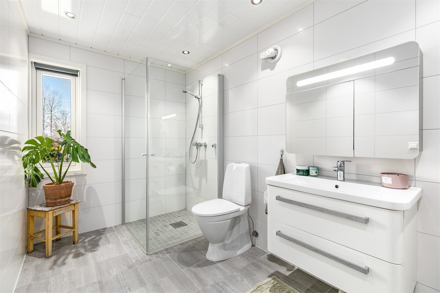 Et helt nytt bad med moderne standard ble i 2016 etablert i det som opprinnelig var et soverom. Badet har gulvvarme og er i dag velholdt.