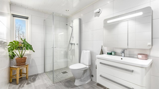 Et helt nytt bad med moderne standard ble i 2016 etablert i det som opprinnelig var et soverom. Badet har gulvvarme og er i dag velholdt.