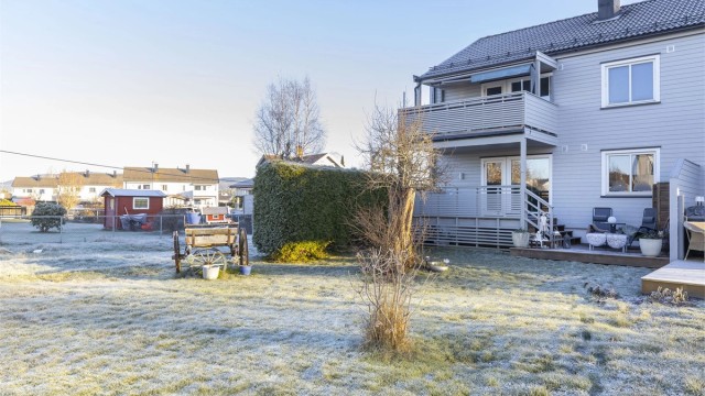 Leiligheten disponerer egen vestvendt hagedel.