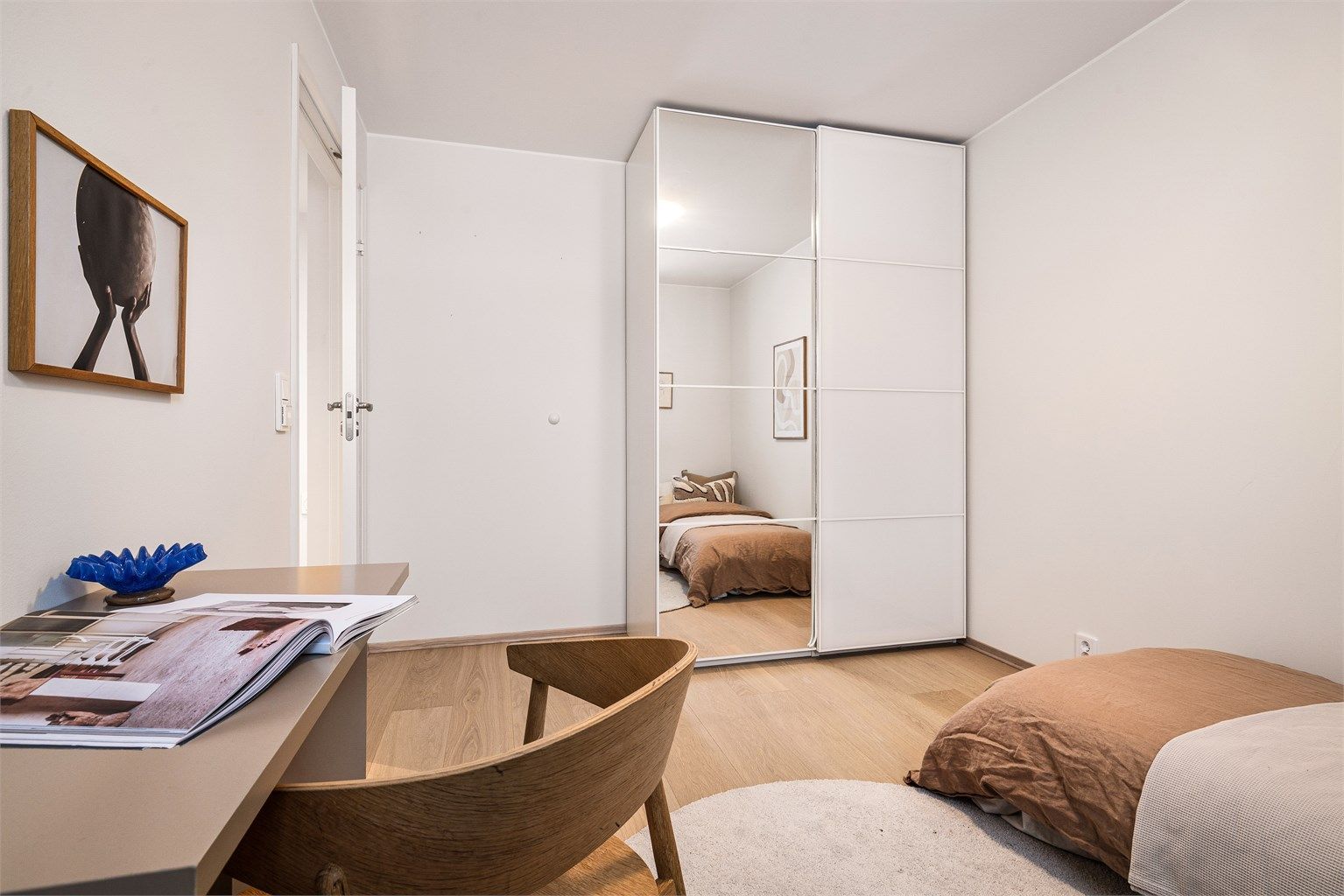 - Skyvedørsgarderobe også på dette soverommet. -