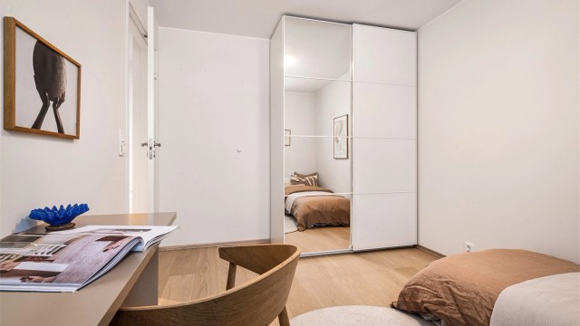 - Skyvedørsgarderobe også på dette soverommet. -