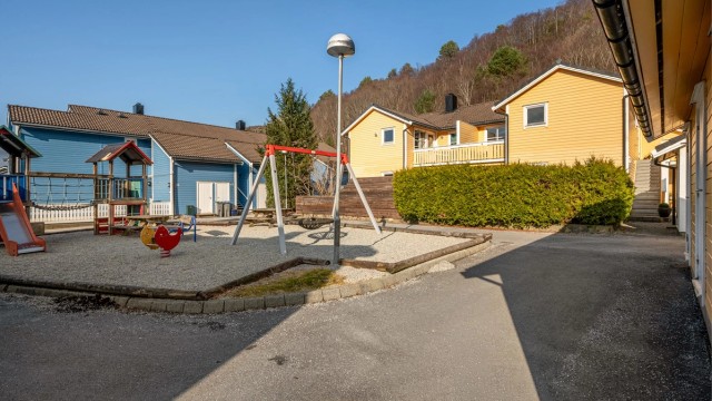 Flott lekeplass på tunet!