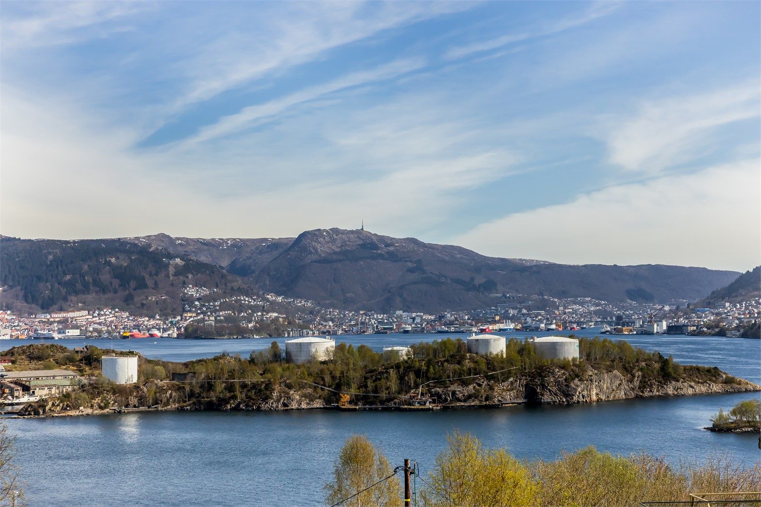 Utsikt mot Askøybroen og fjellene rundt Bergen.
