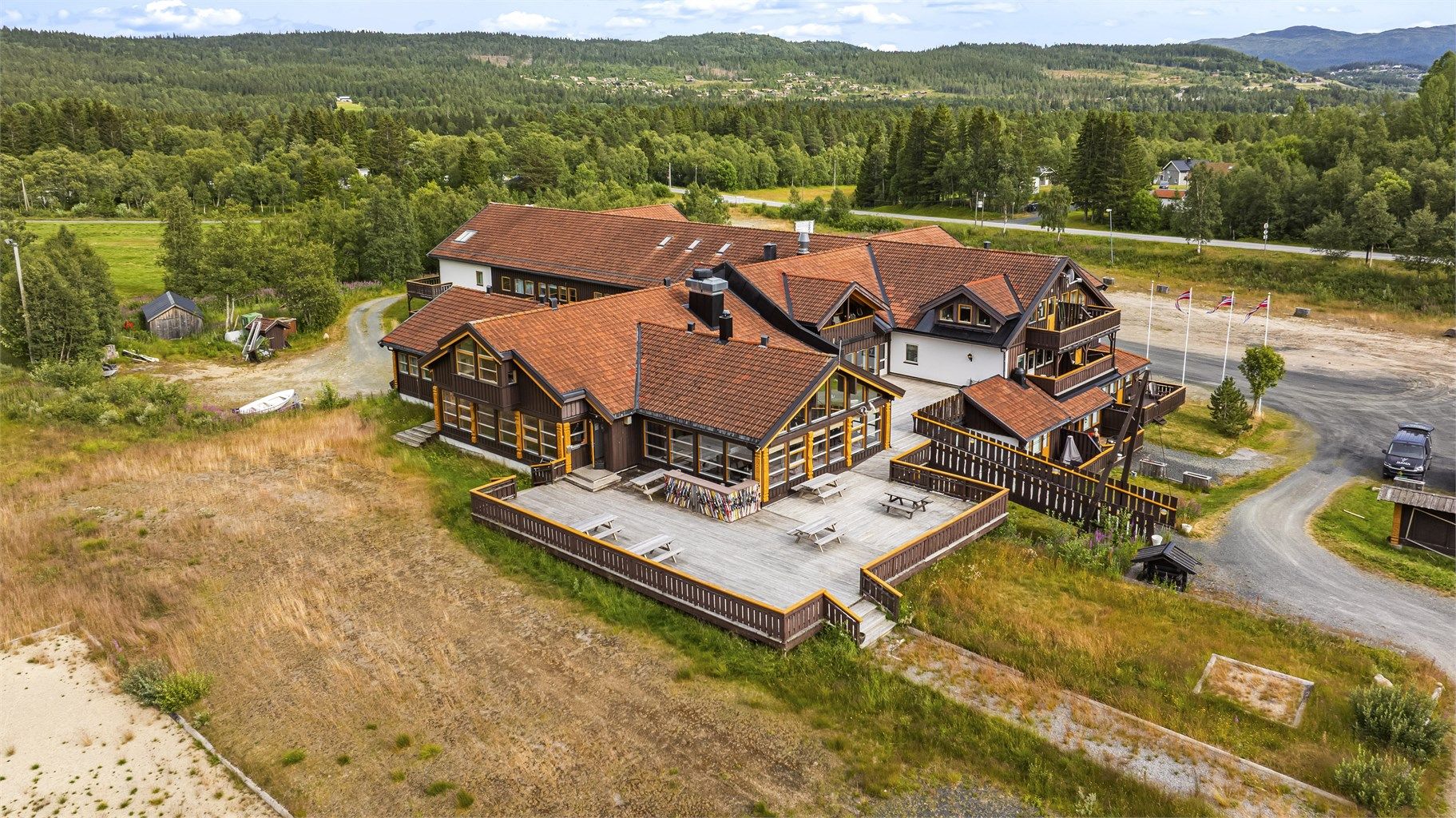 Innholdsrik flermannsbolig med serveringslokaler og leilighet, beliggende like ved alpinbakken.
Foto: [Maciej Krzysztof Krawczyk ]