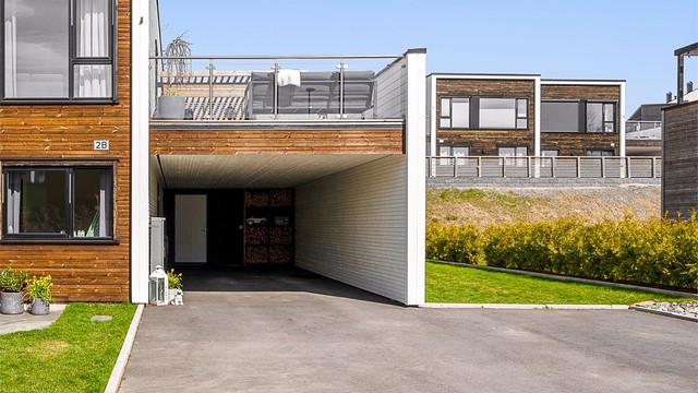 Romslig carport på ca. 42 kvm med plass til to biler samt gode parkeringsmuligheter på asfaltert gårdsplass
