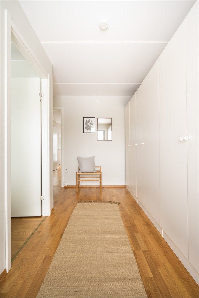 Romslig og fin gang med god oppbevaring i skaprekken på hele veggen.