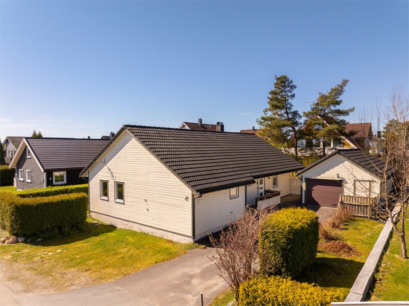 Garasjen ble oppført i 1988. Gavlveggen med port er speilvendt i forhold til hva som er byggemeldt.