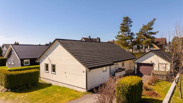 Garasjen ble oppført i 1988. Gavlveggen med port er speilvendt i forhold til hva som er byggemeldt.