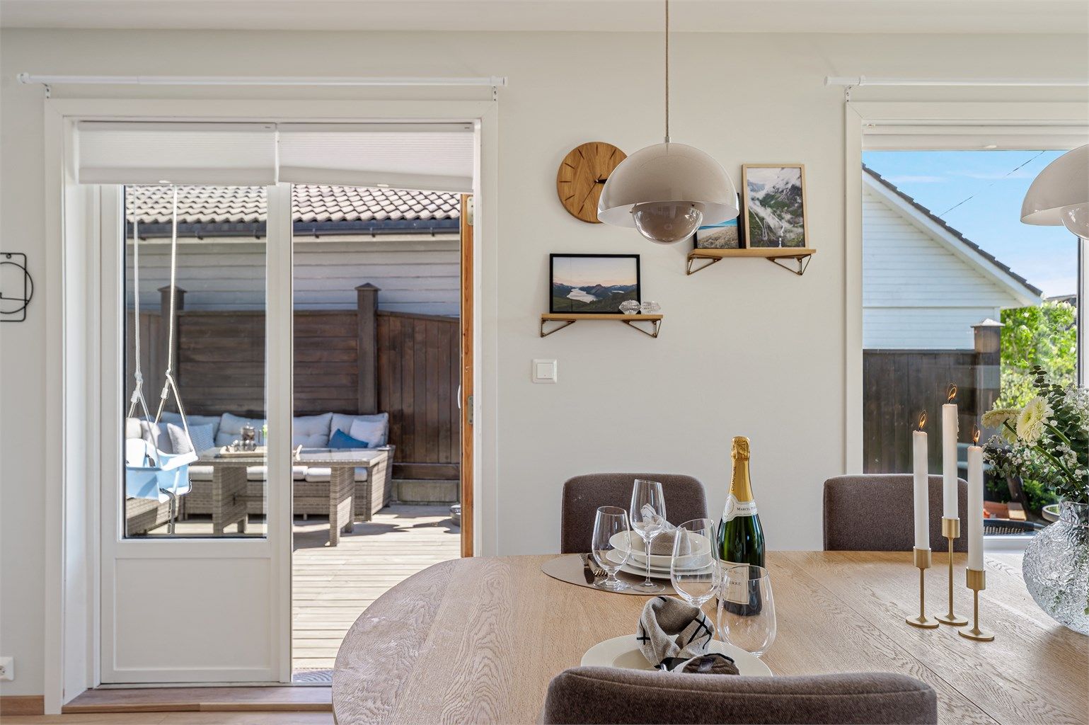 God løsning med direkte utgang til solrik og skjermet terrasse og hage fra stue og kjøkken. 