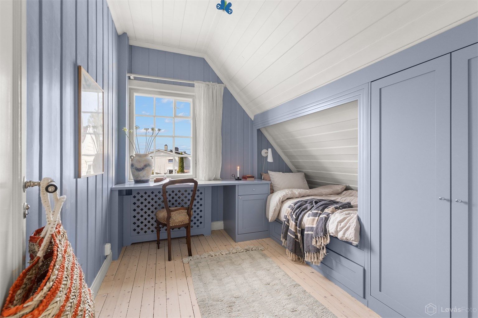 Soverom 4 i 2. etasje med plassbygget innredning