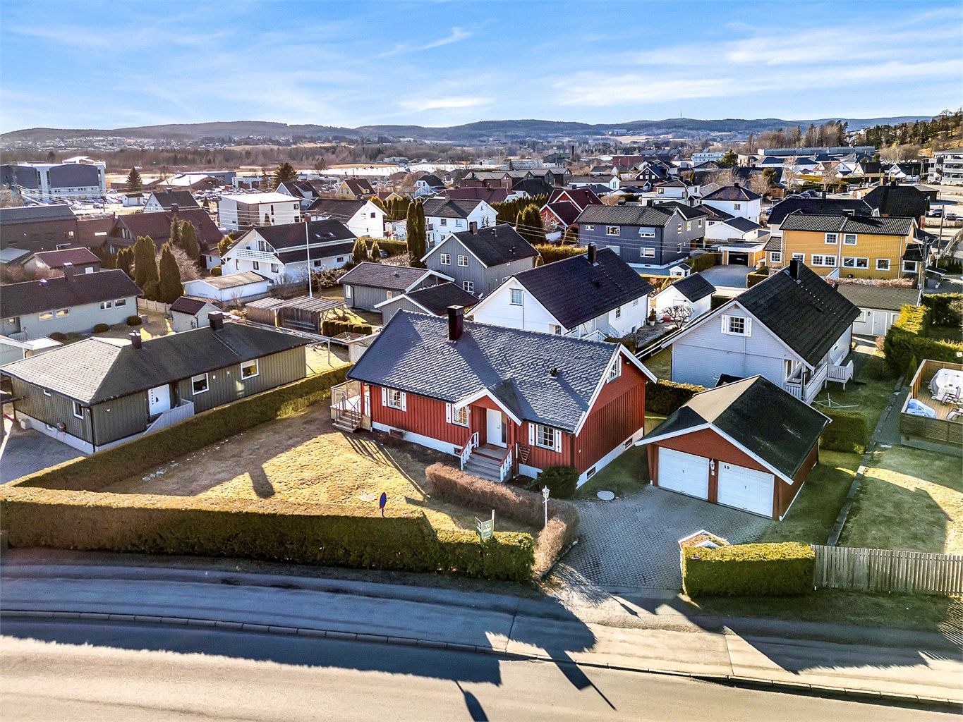 Eiendomsmegler Krogsveen v/ Vegard Gran-Andersen ønsker deg velkommen til Instituttveien, et perfekt familiehus med dobbelgarasje på Kjeller! 
