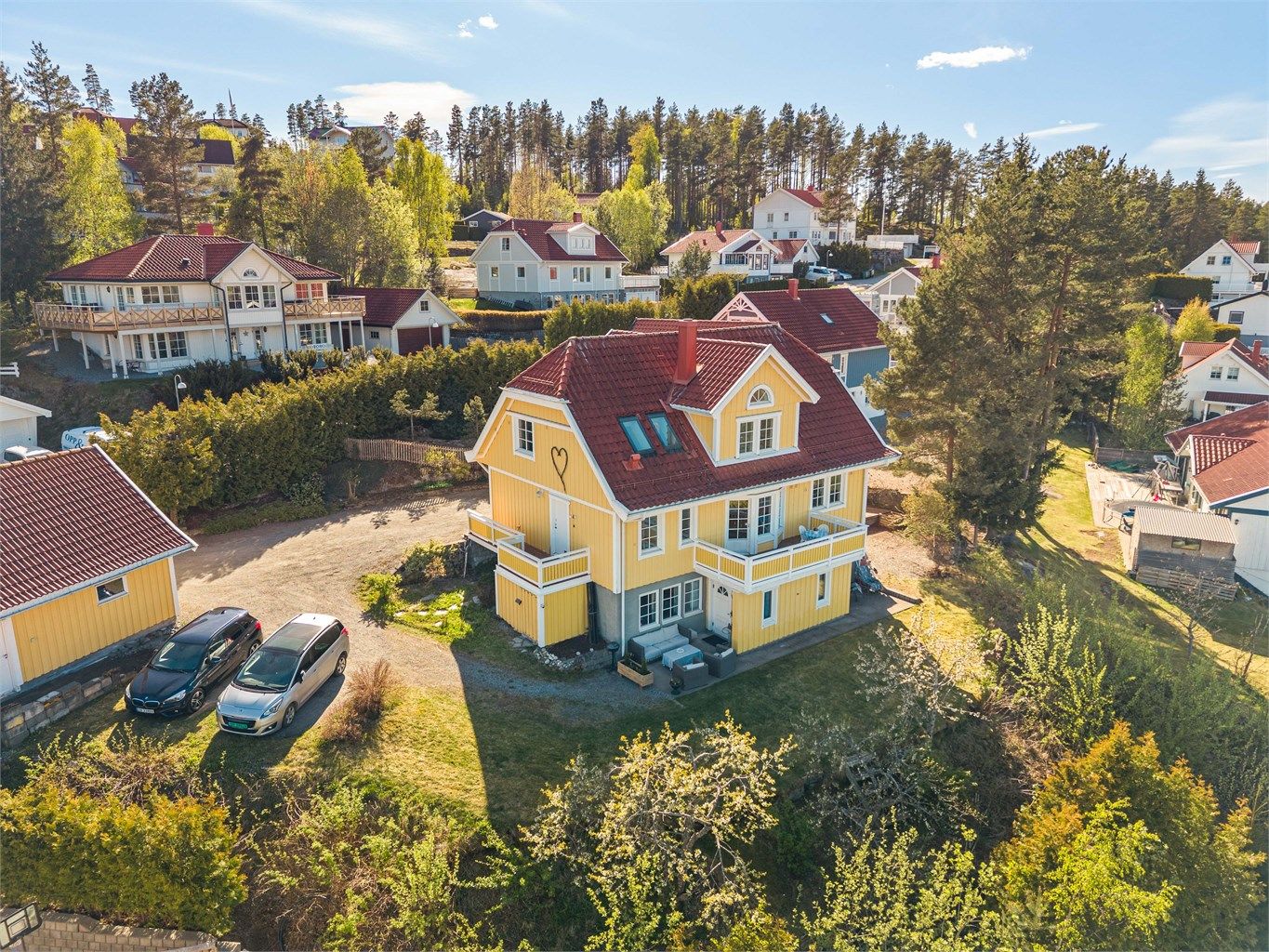 Eiendommen ligger høyt og fritt i terrenget.
