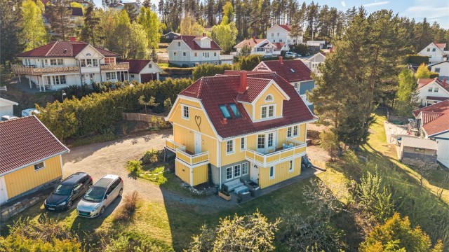 Eiendommen ligger høyt og fritt i terrenget.