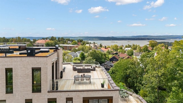 Utsikten er et moderne, nybygget og eksklusivt leilighetskompleks med en beliggenhet som lever opp til navnet. Her bor du vestvendt og solrikt, med spektakulær utsikt og lange, lyse kvelder