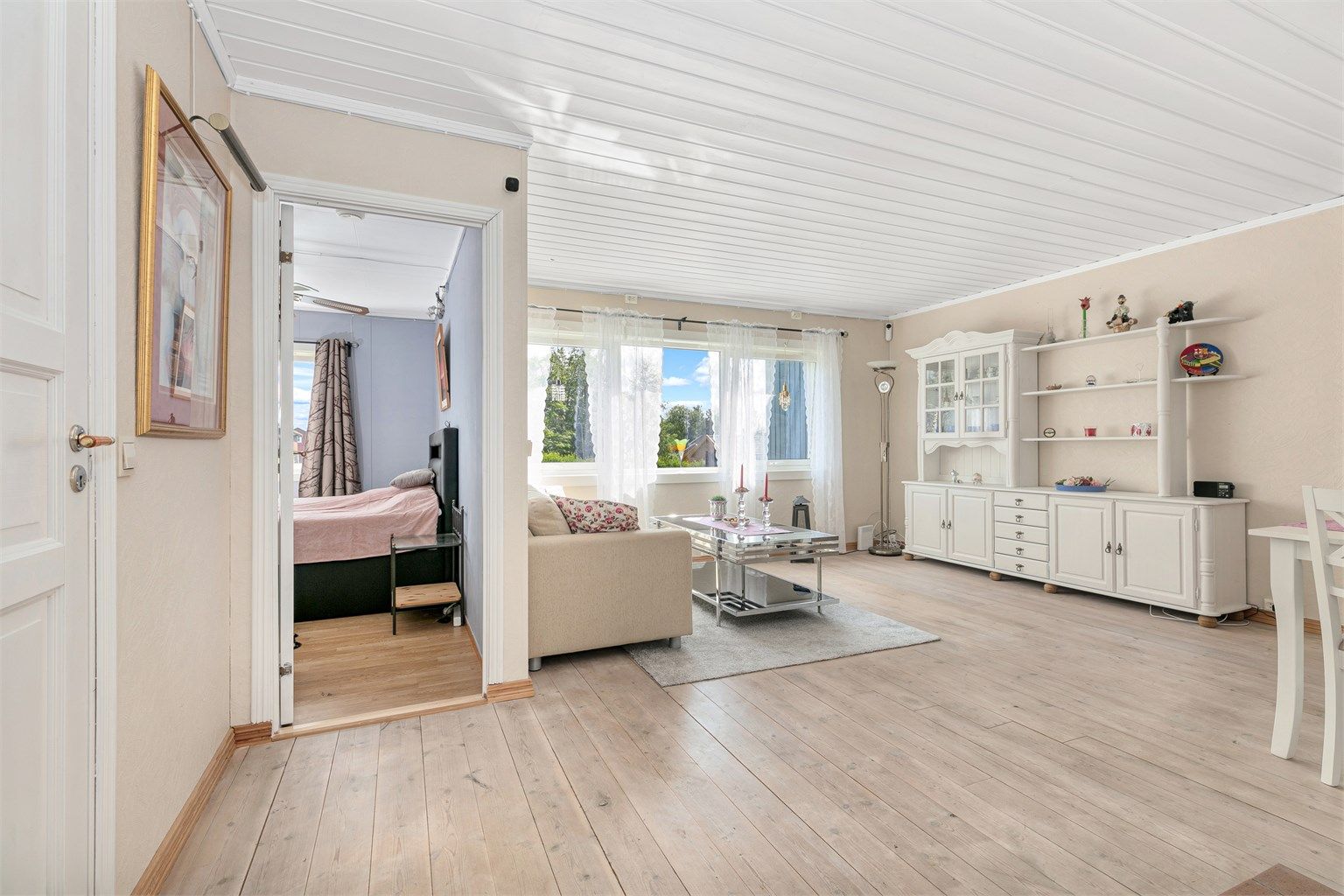 Stuen er lys og romslig.