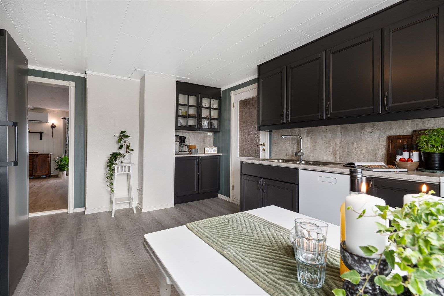 Ved siden av kjøkkenet har man en praktisk bod. Videre fra kjøkkenet kommer man til boligen stue.