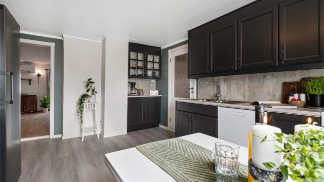 Ved siden av kjøkkenet har man en praktisk bod. Videre fra kjøkkenet kommer man til boligen stue.