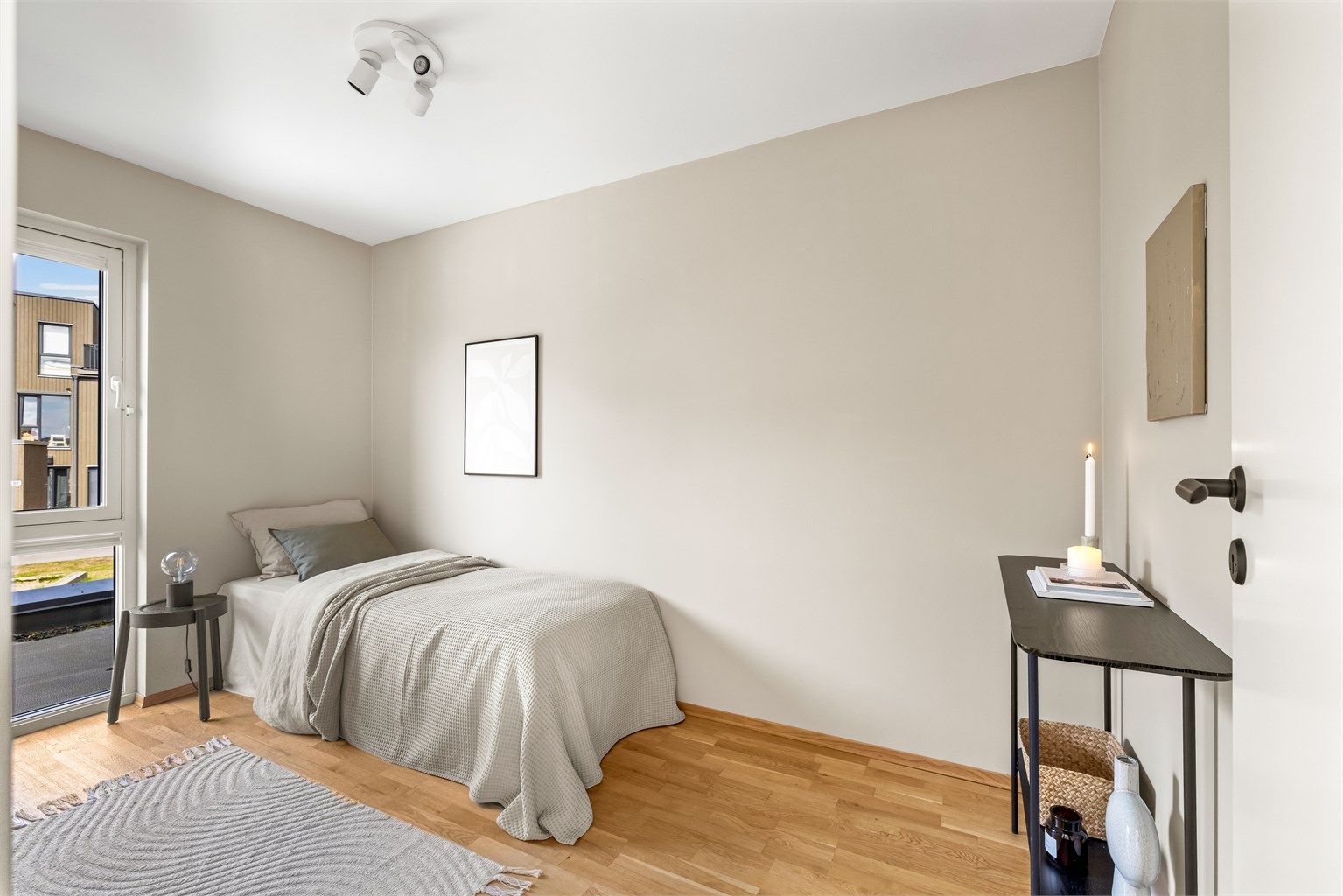 Soverom 2 i underetasjen, med god plass til seng og skrivebord.