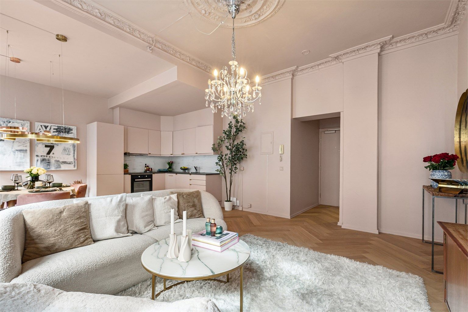 Nydelig fiskebensparkett montert i 2024. Foto: Hanne Bruland