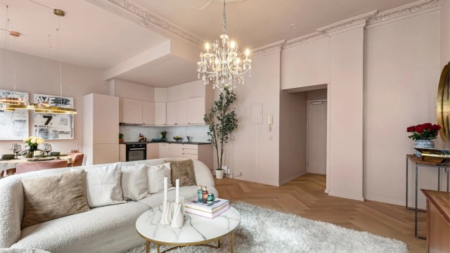 Nydelig fiskebensparkett montert i 2024. Foto: Hanne Bruland