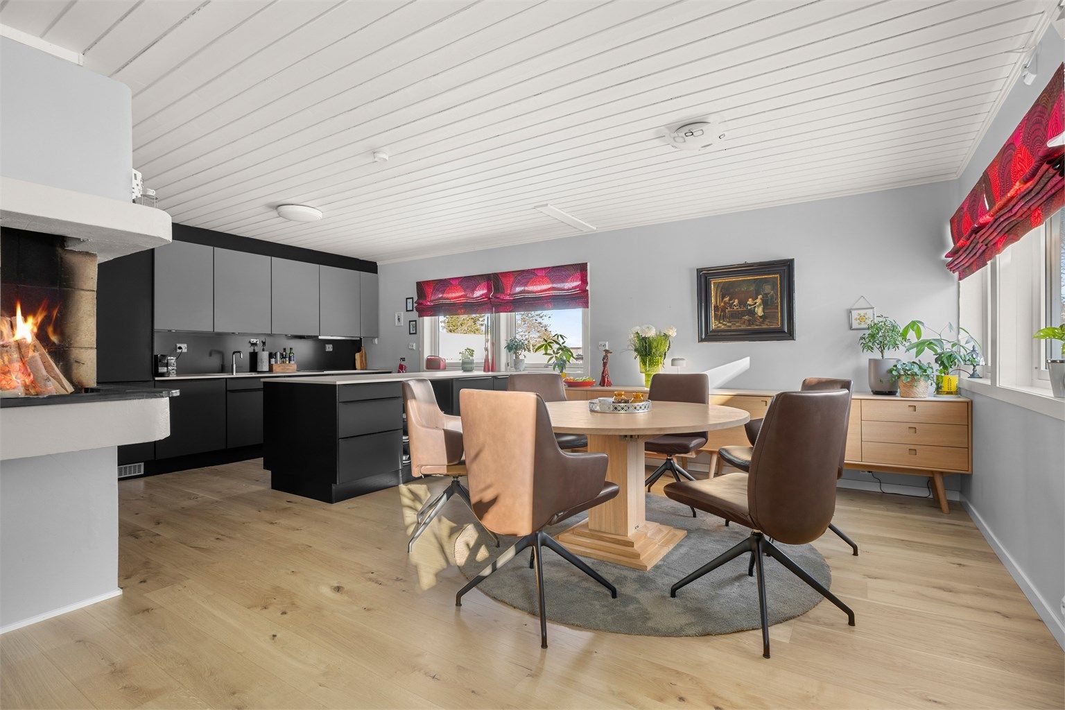 God romfølelse og gjennomgående lys gjør dette til et naturlig samlingspunkt i boligen.