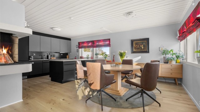 God romfølelse og gjennomgående lys gjør dette til et naturlig samlingspunkt i boligen.