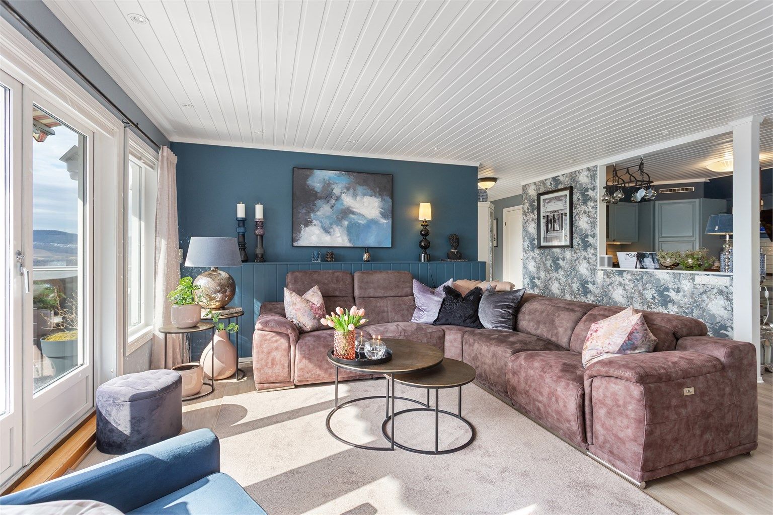 Stuen har gulvvarme som gir en jevn og behagelig temperatur. Den åpne løsningen skaper en fin forbindelse til kjøkkenet.