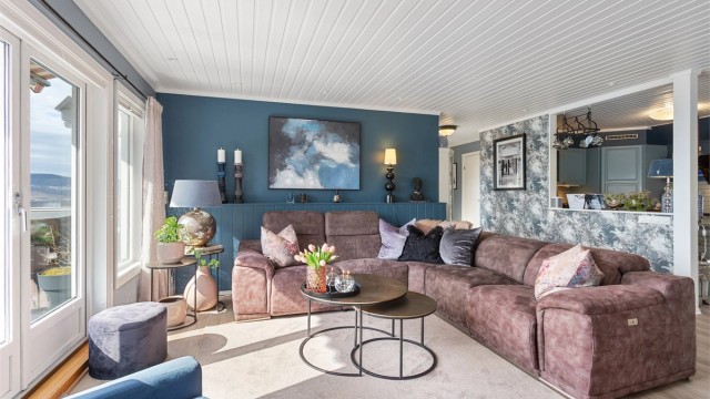 Stuen har gulvvarme som gir en jevn og behagelig temperatur. Den åpne løsningen skaper en fin forbindelse til kjøkkenet.