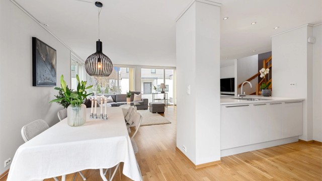 Spisestuen er en naturlig forlengelse av kjøkkenet, med plass til et langbord for hyggelige måltider