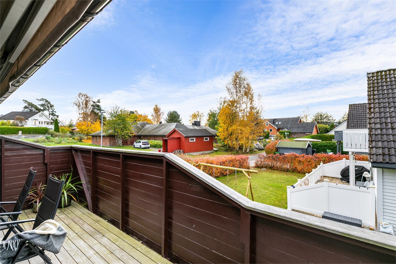 I hagen rundt boligen er det alltid et sted med sol gjennom dagen. På terrassen er solen fra tidlig ettermiddag til kveld sommerstid.