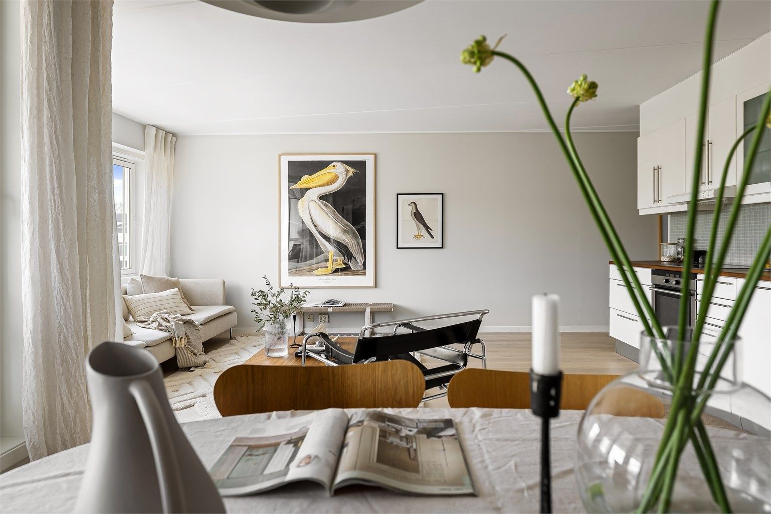  Den åpne kjøkkenløsningen sørger for en god kommunikasjon med stuen