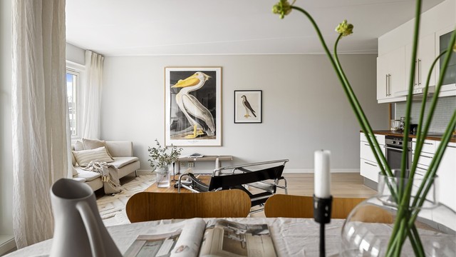 Den åpne kjøkkenløsningen sørger for en god kommunikasjon med stuen