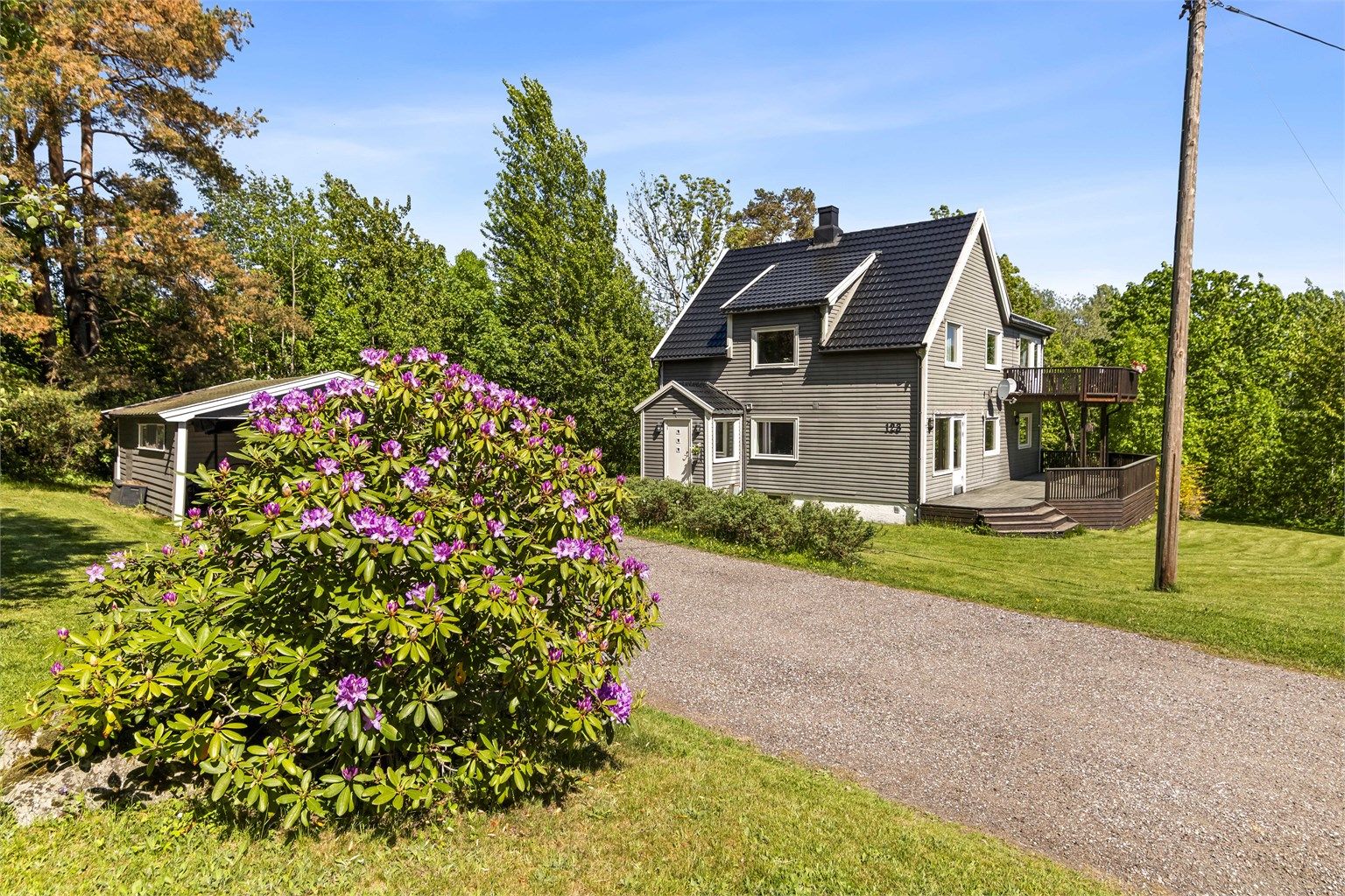 Eiendommen ligger i et skrånende og naturskjønt terreng.