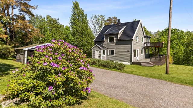 Eiendommen ligger i et skrånende og naturskjønt terreng.