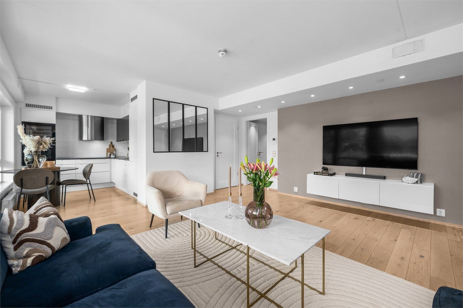 Påkostet leilighet med 1-stavs parkett, spotter i tak og smarthusfunksjoner. 